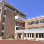 海外帰国生も多い中高一貫教育を行う女子高、富士見丘中学高等学校。