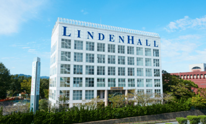 IBプログラム・イマージョン教育を実施する文科省指定の特例校、都築学園リンデンホールスクール中高学部。